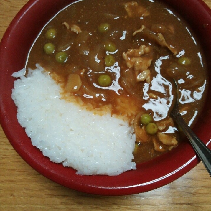 玉ねぎとグリンピースと豚肉のカレー